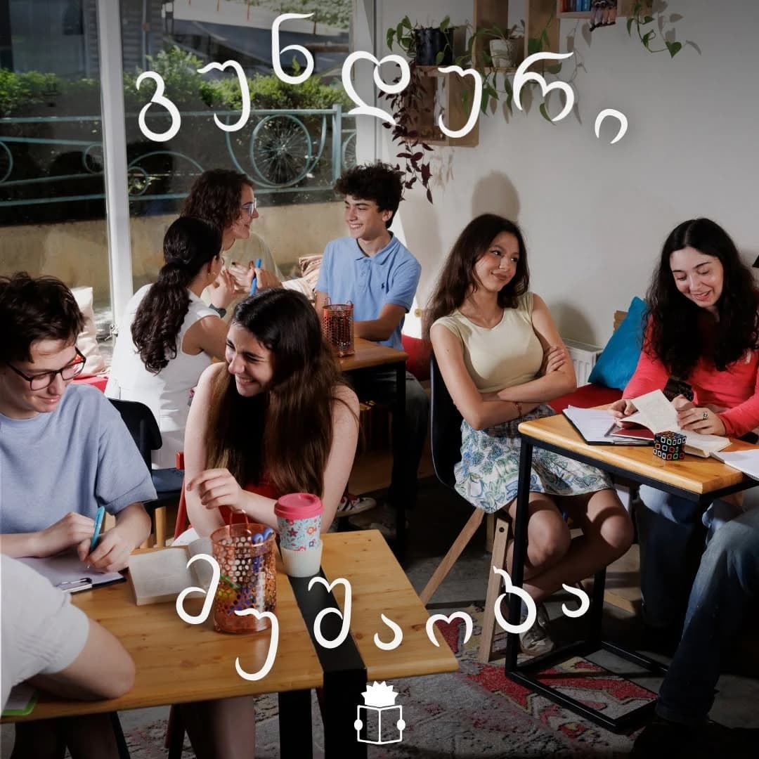 'Teamwork' post: students working in pairs at wooden desks